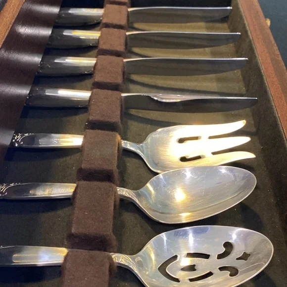 Vintage Oneida Ltd Silversmiths Flatware Set of 45 Pieces with Anti Tarnish Box - Picture 5 of 17
